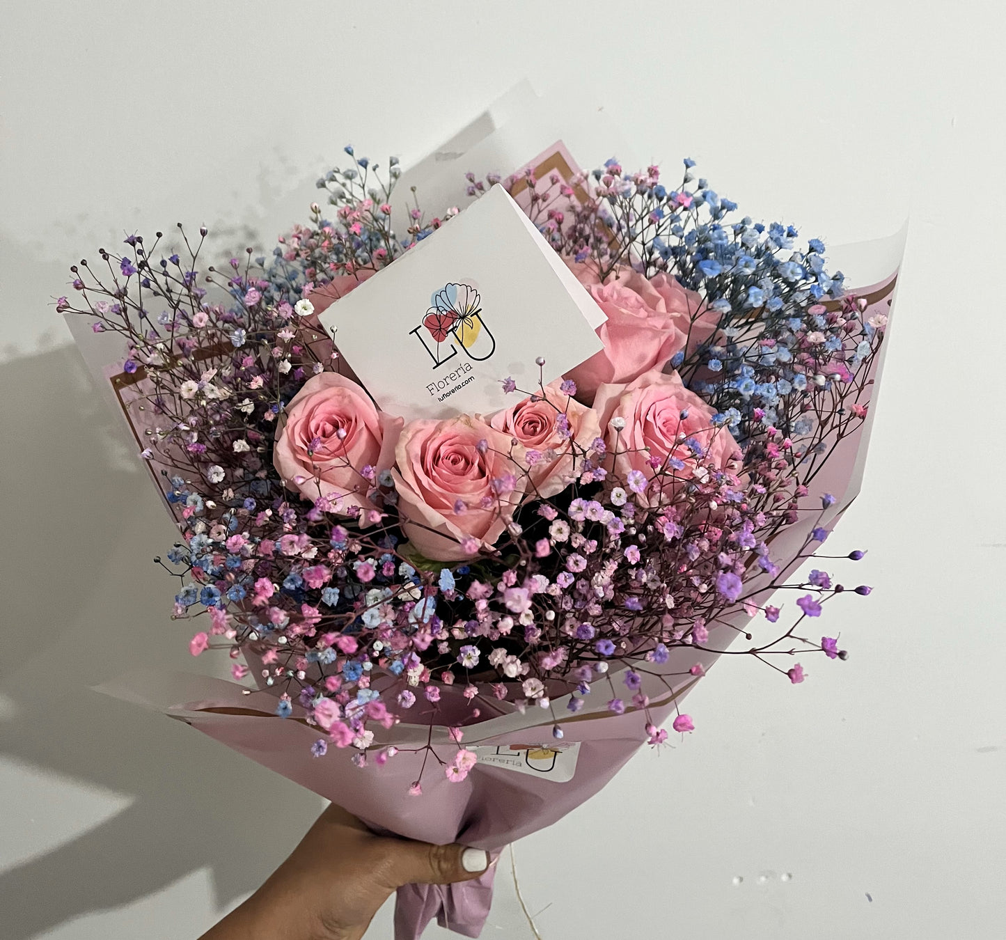 Ramo rosas rosadas gypsophilia de colores