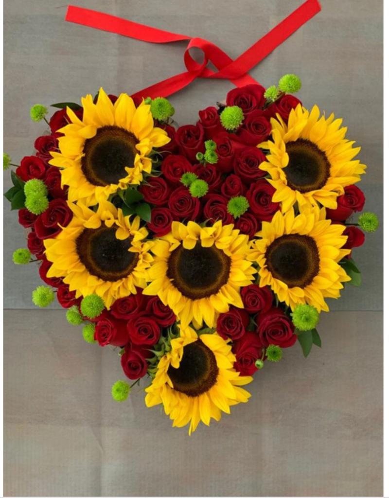Caja corazón girasoles rosas rojas