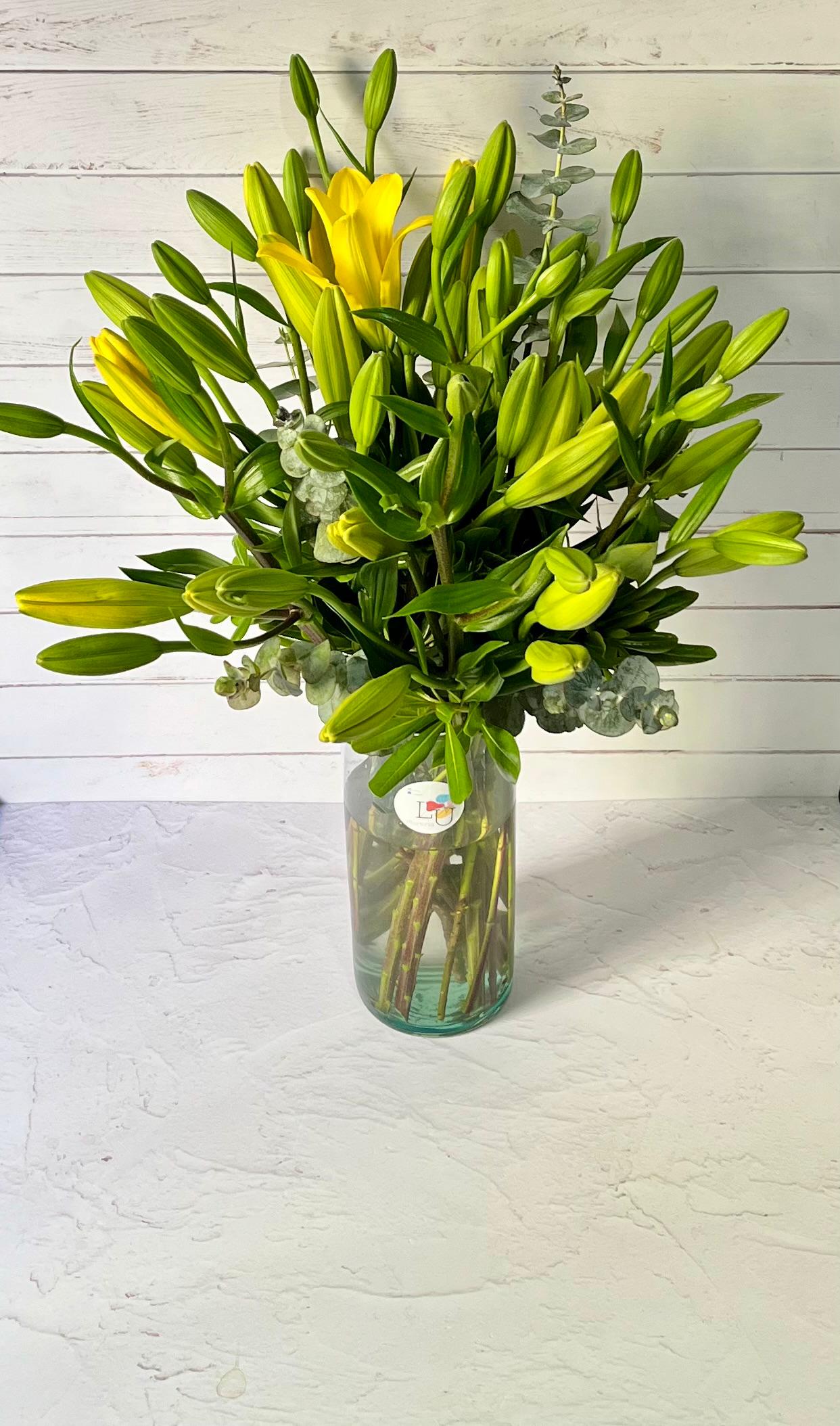 Arreglo de lilis amarillas