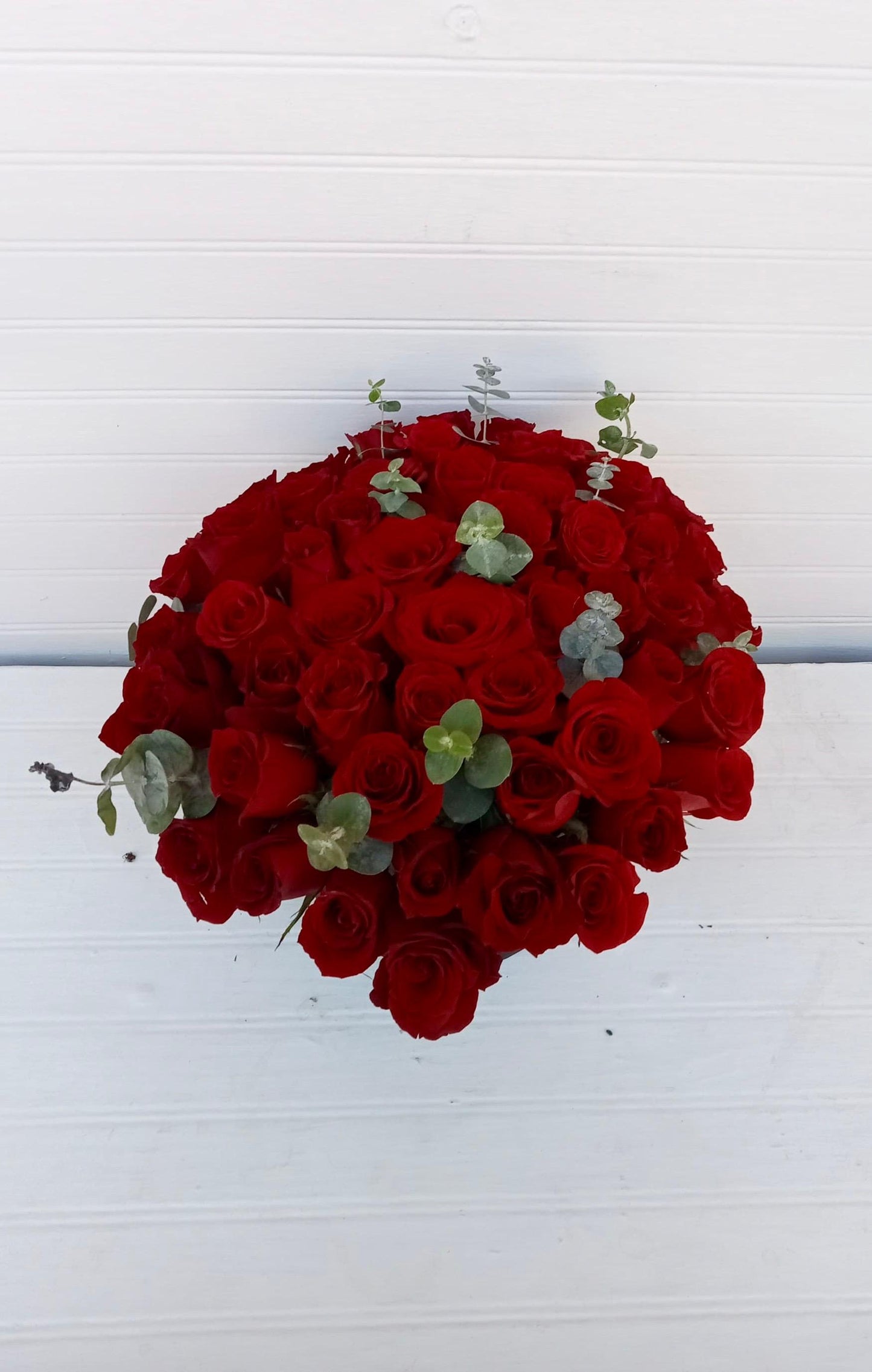 Caja circular con rosas rojas