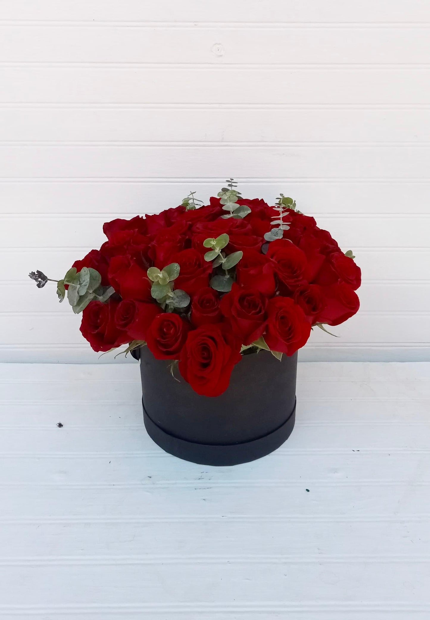 Caja circular con rosas rojas