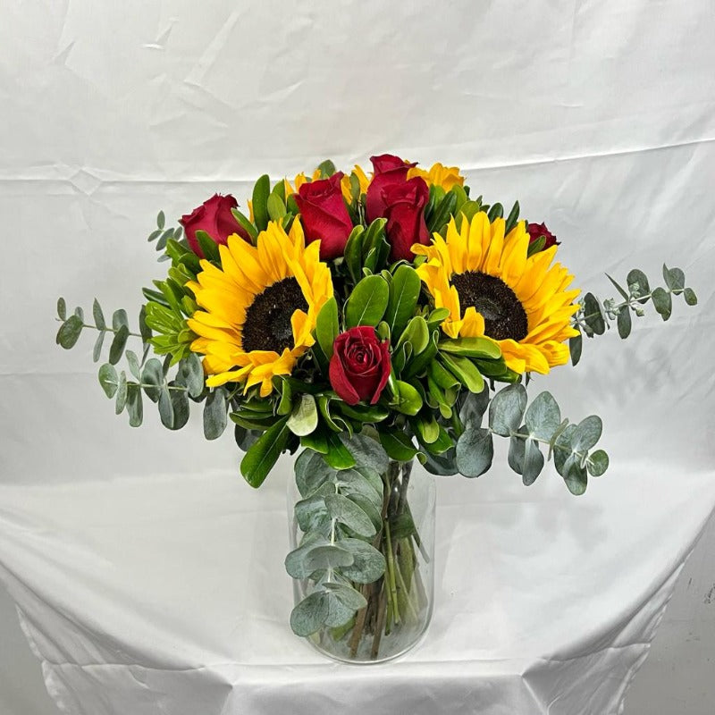Arreglo girasoles rosas rojas