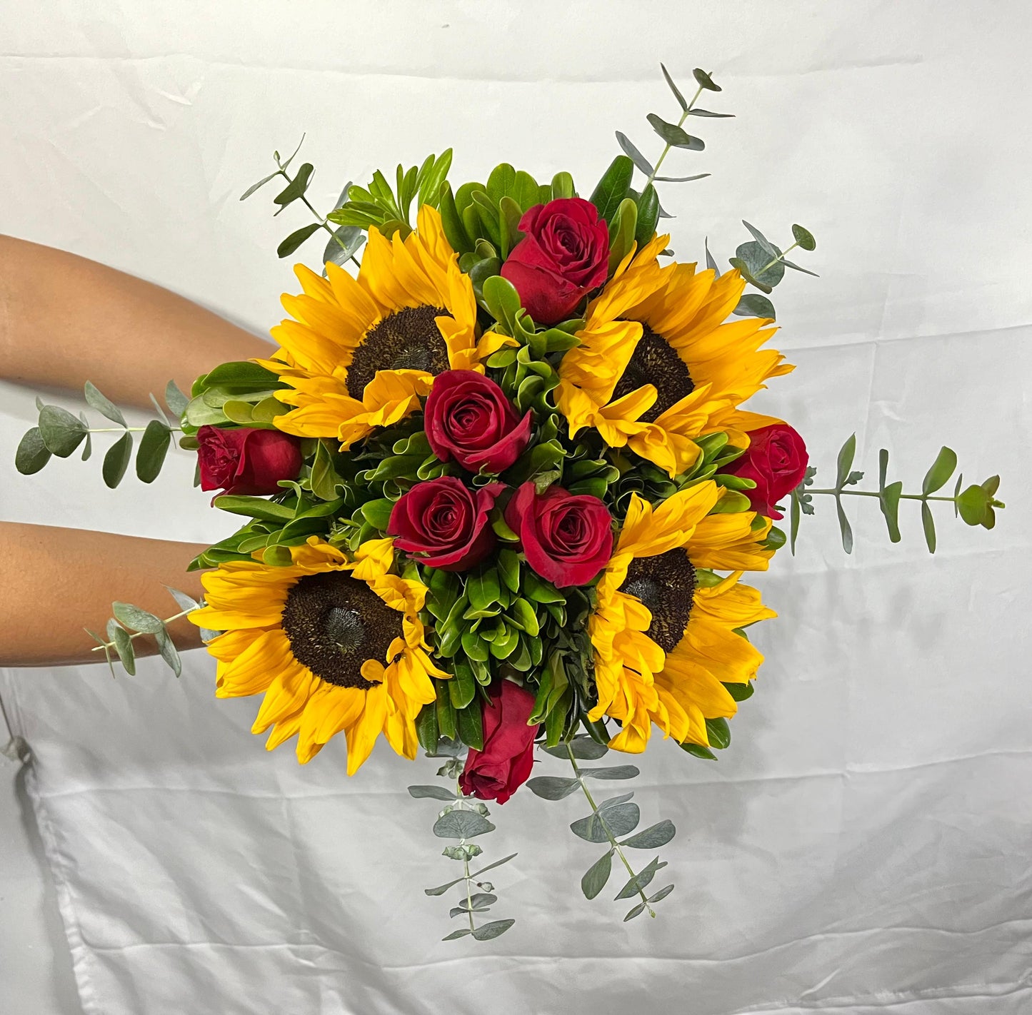 Ramo girasoles rosas rojas