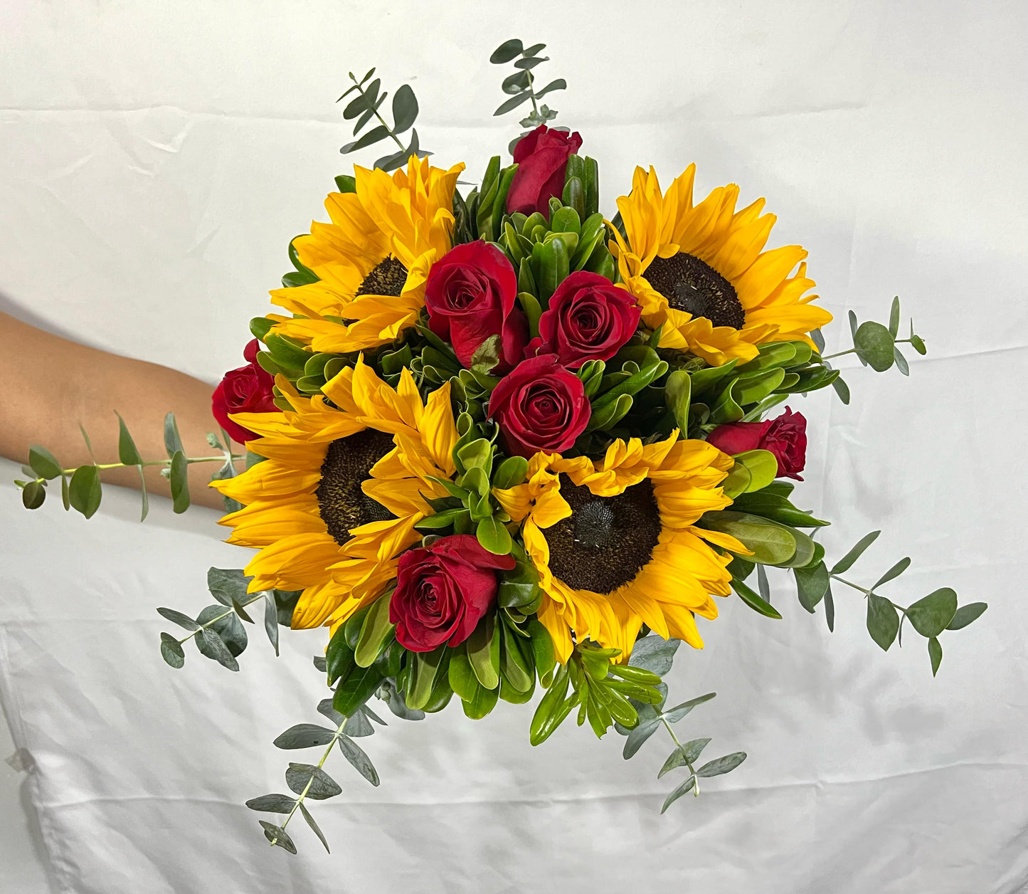 Ramo girasoles rosas rojas