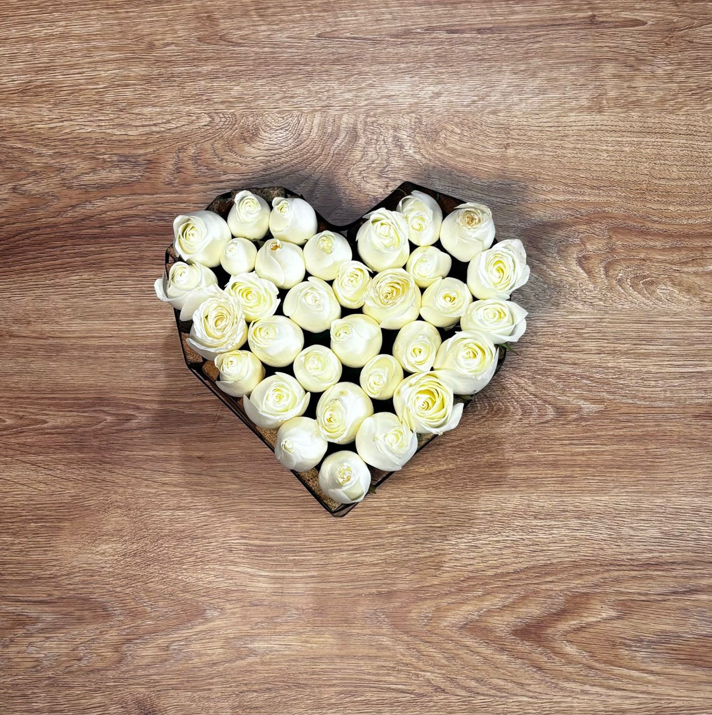 Caja de corazon con rosas blancas