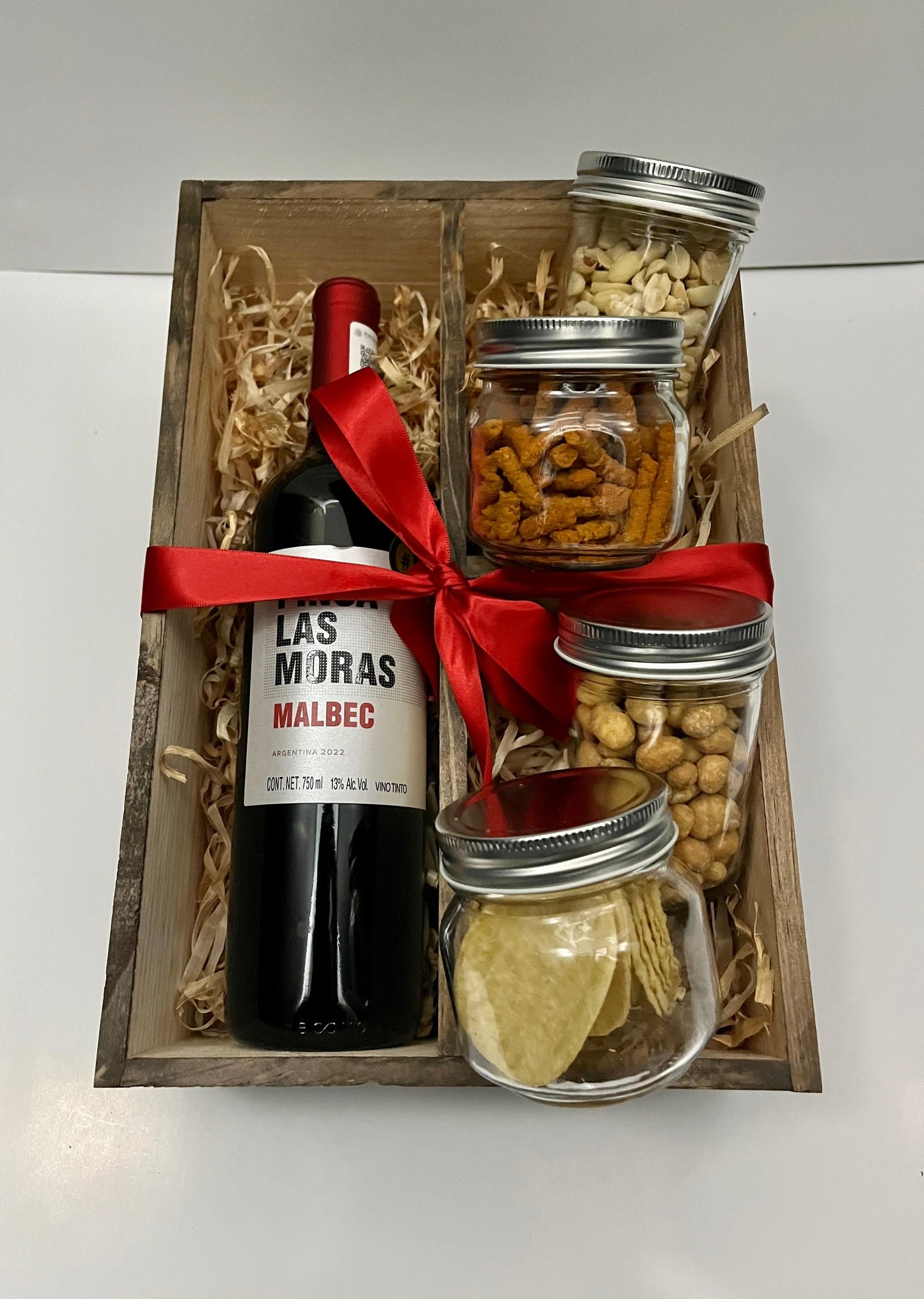 Caja con vino tinto + botana salada