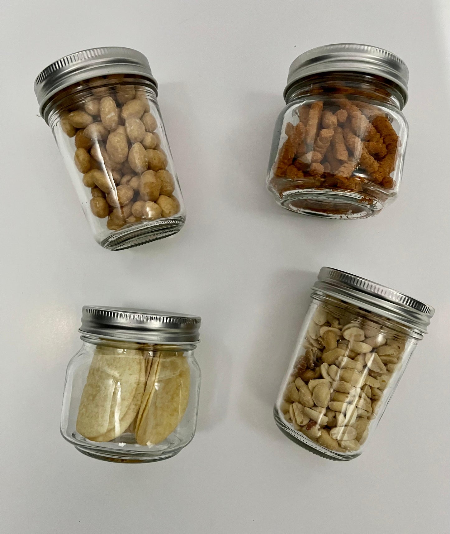 Caja con vino tinto + botana salada