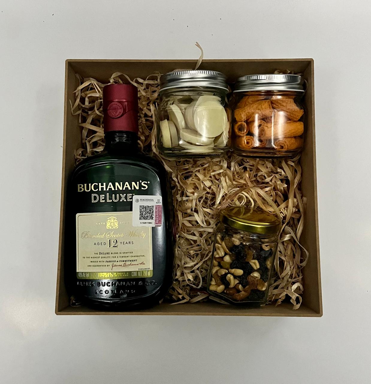 Caja con whisky + chocolates galletas y mix de nueces