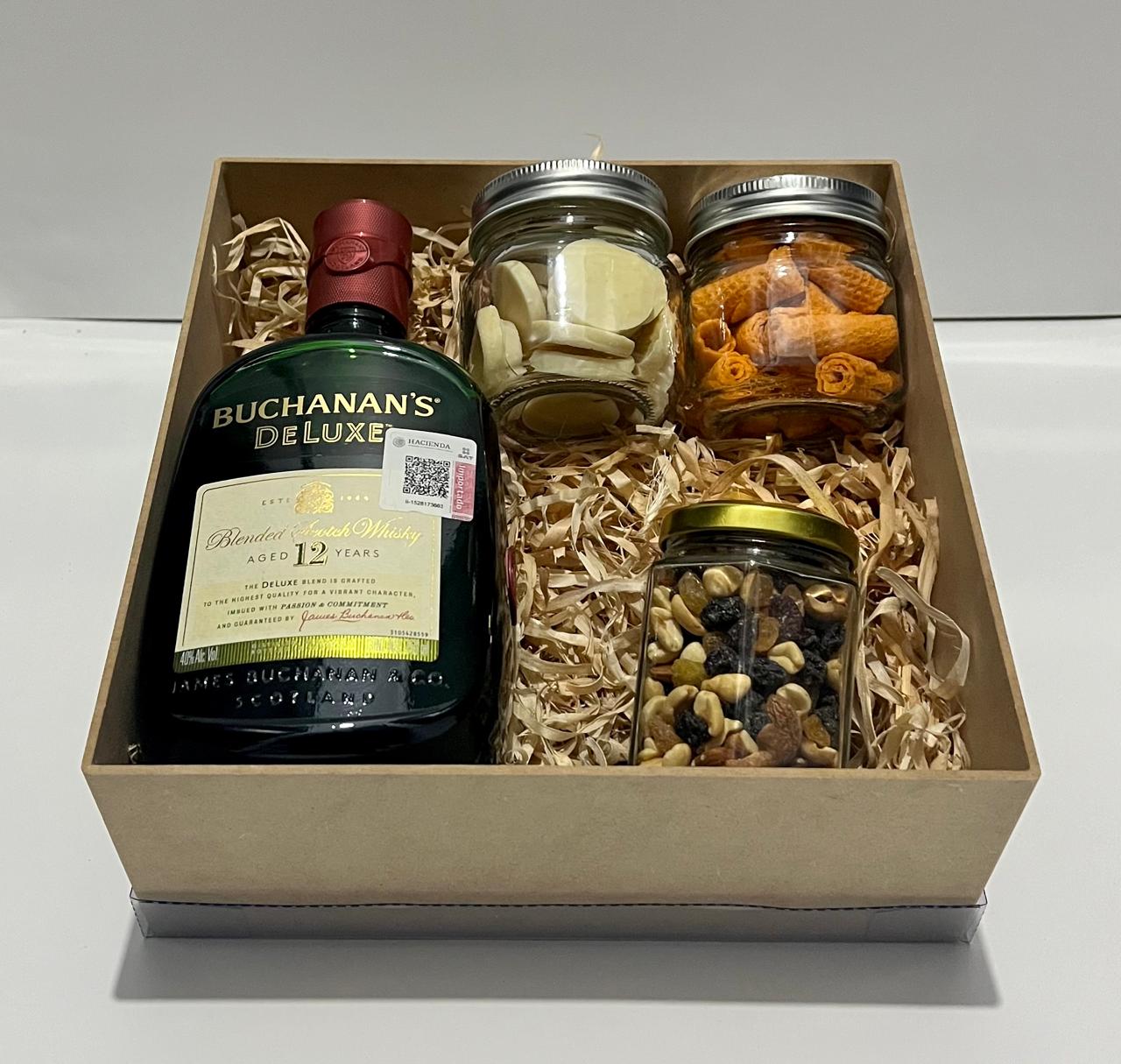 Caja con whisky + chocolates galletas y mix de nueces