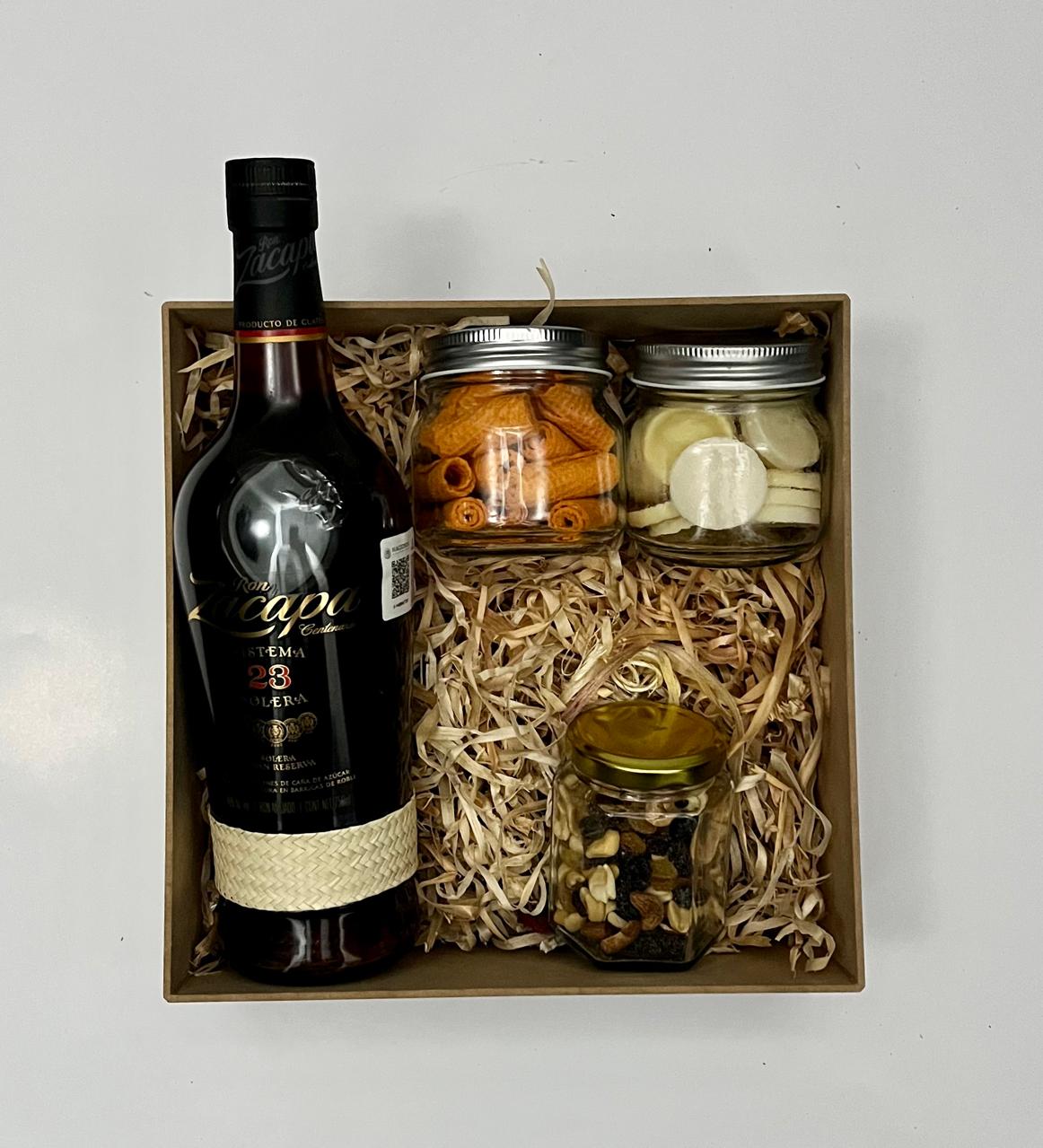 Caja con ron + chocolate galletas y mix de nueces