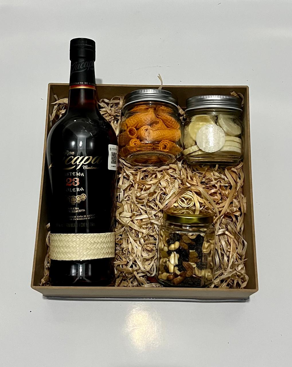 Caja con ron + chocolate galletas y mix de nueces