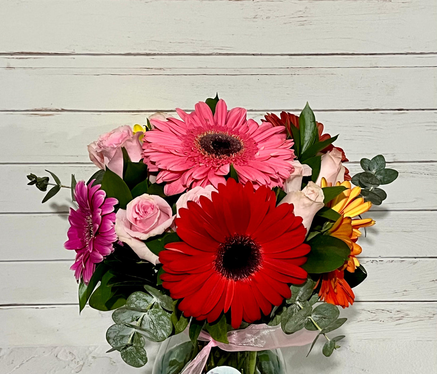 Arreglo gerberas multicolor con rosas rosadas