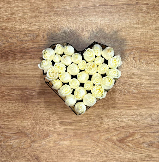 Caja de corazon con rosas blancas